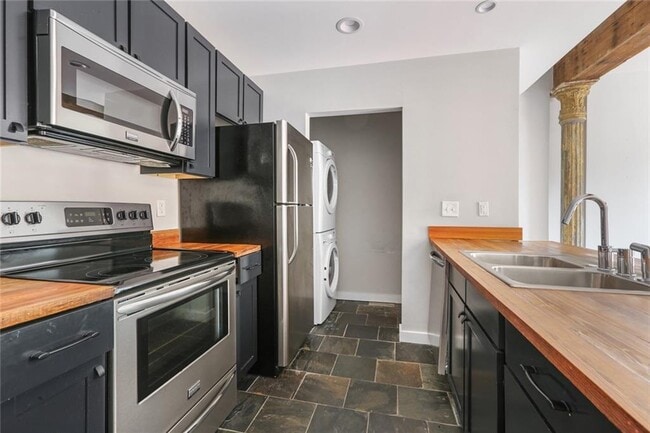 Building Photo - 709 Jackson