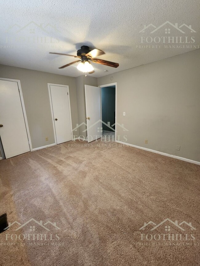 Building Photo - Modern 2-Bedroom Townhouse Near Anderson U...