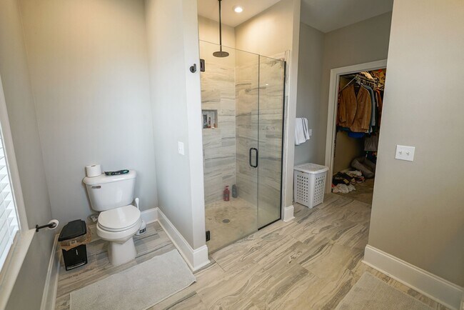 Building Photo - Available end of January in beautiful Summ...