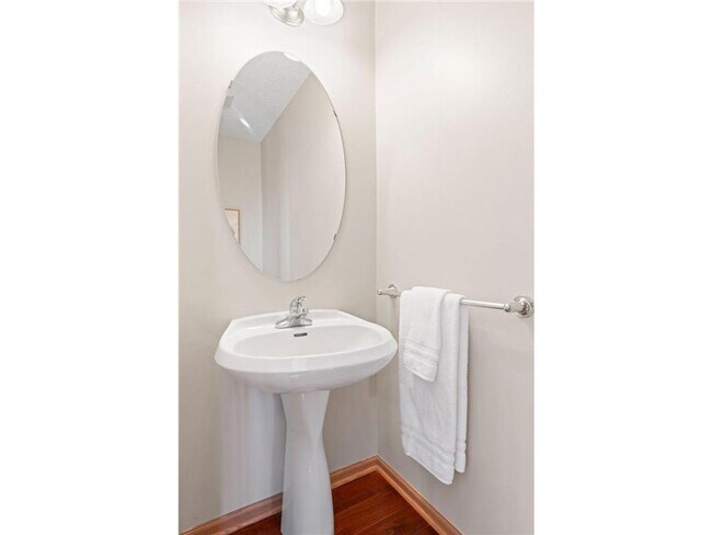 Building Photo - Sparkling Like-New 3 Bedroom Plus Office/L...