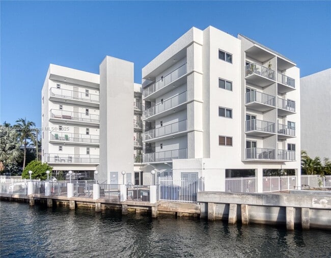 Building Photo - 1674 Bay Rd