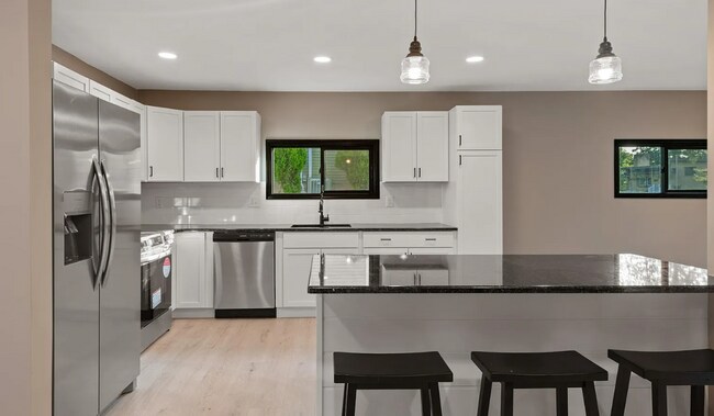 Building Photo - Spacious 3 bedroom home