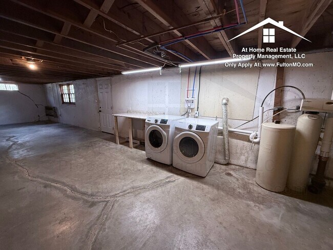 Building Photo - 511 Kleewood Dr