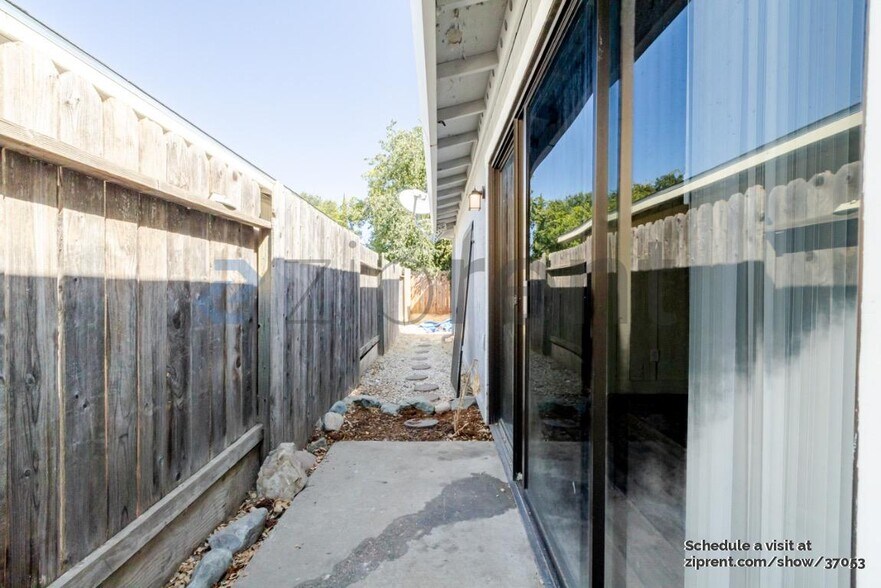 Building Photo - 8001 Zenith Dr