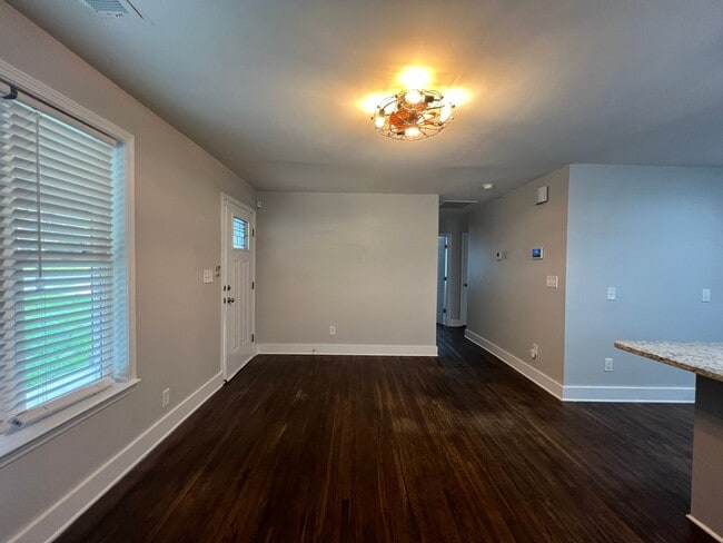 Building Photo - Renovated Brick Ranch in NW Charlotte