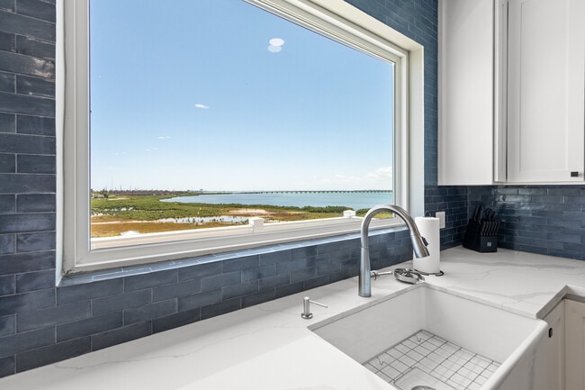 Building Photo - 111 W Sunny Isle Dr