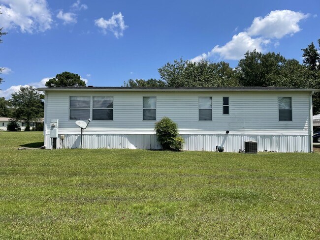 Building Photo - Furnished 3 bedroom 2 full bathroom Manufa...