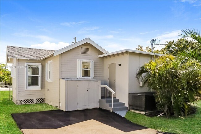 Building Photo - 713 S N St