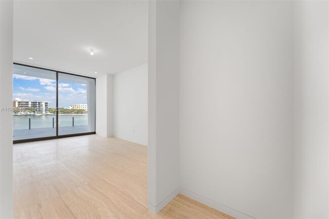 Building Photo - 5 Grove Isle Dr