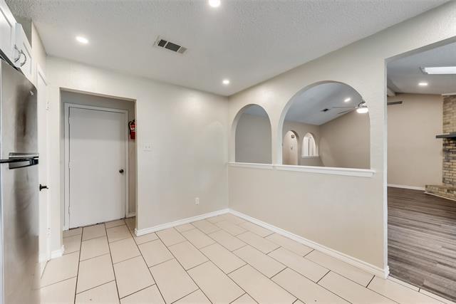 Building Photo - 512 W Oakdale Rd