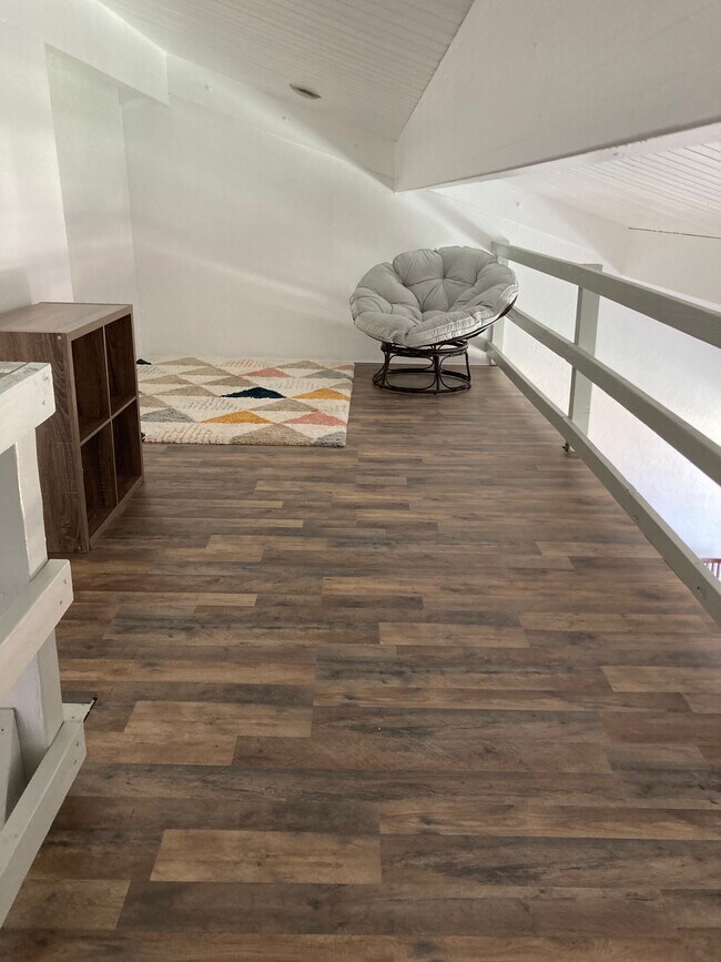 Huge loft for yoga, reading, guest space...you decide! - 79-7199 Mamalahoa Hwy