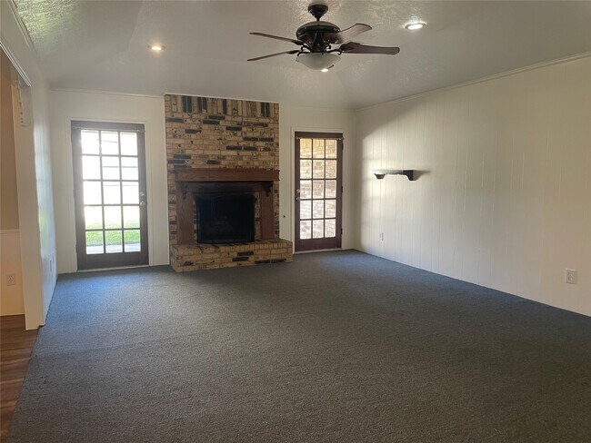 Building Photo - 302 Yorkshire Ct