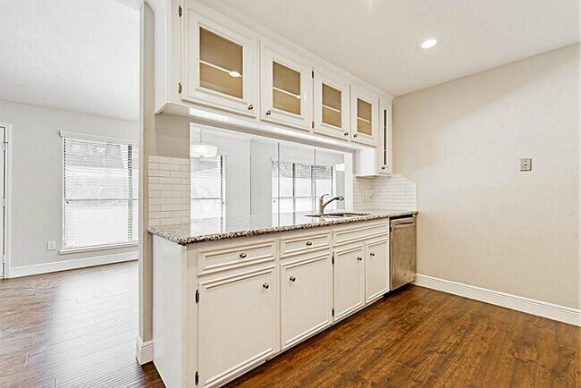 Building Photo - 13830 Hollowgreen Dr