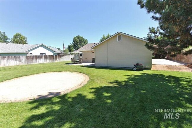 Building Photo - 3 Bedroom 2 Bath Home on 1/4 Acre Available 1/6/2026