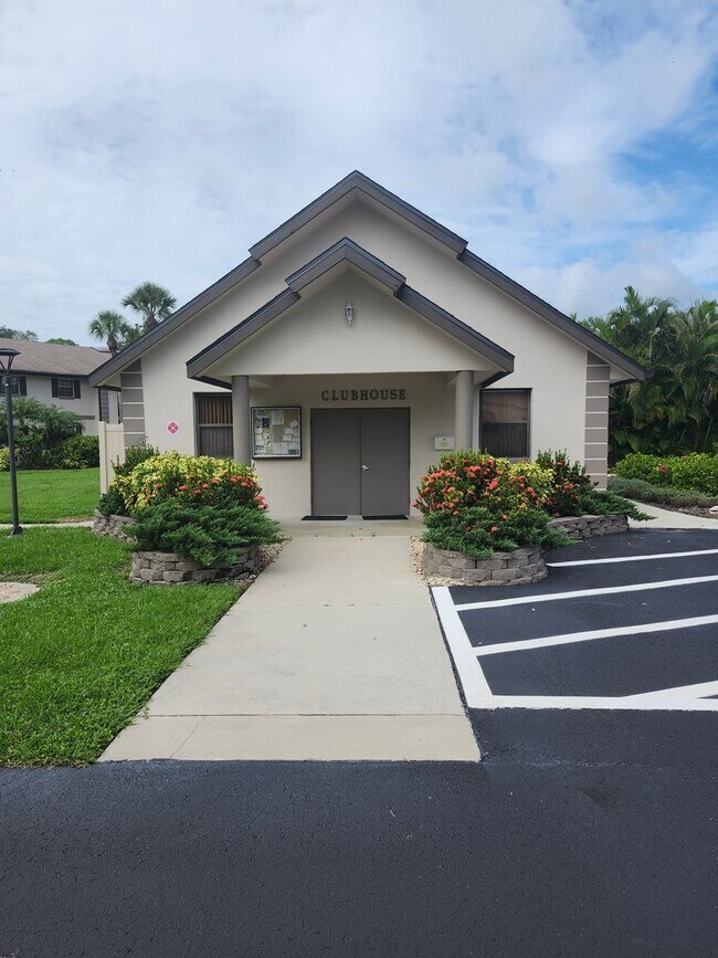 Building Photo - Oak Forrest 55 and older Condominium FOR RENT! ANNUAL-FIRST FLOOR