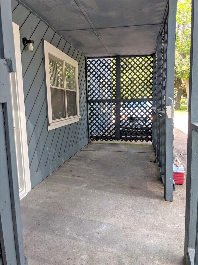 Building Photo - 704 E 22nd St