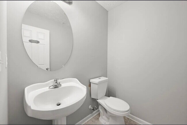 Building Photo - "Charming 3-Bed Townhouse with Hardwood Fl...