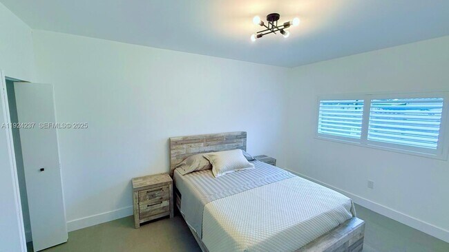 Building Photo - 4701 NE 3rd Ave