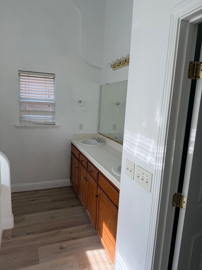 Building Photo - 1097 E Sarazen Ave