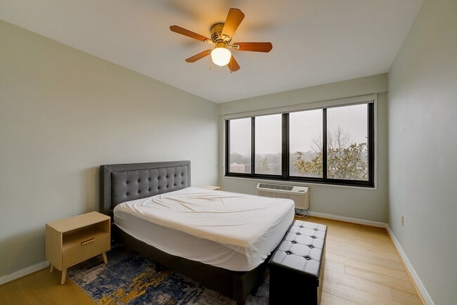 Building Photo - Great 1BR in Cathedral Heights! Fully furnished!