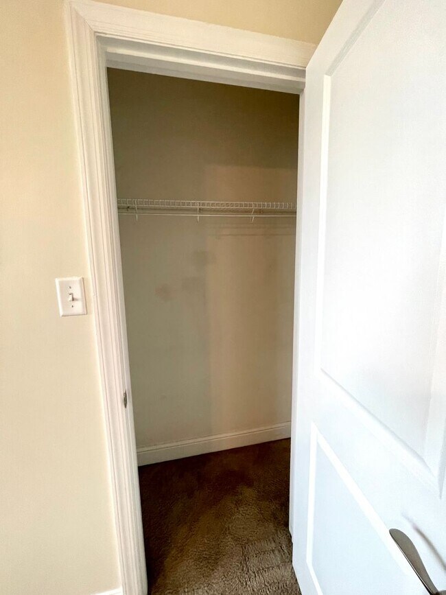 Building Photo - Amazing 4 Bedroom House! Hardwood, 2.5 Baths Stainless, A/C