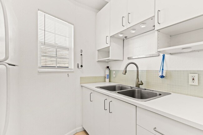 Building Photo - Fully Renovated 2-Bedroom in West Oakland ...