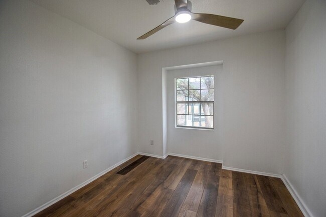 Building Photo - 433 Sunset Dr