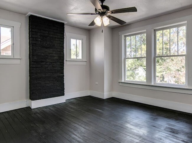 Building Photo - FULLY UPDATED - 4Bedroom on the Arkansas Side