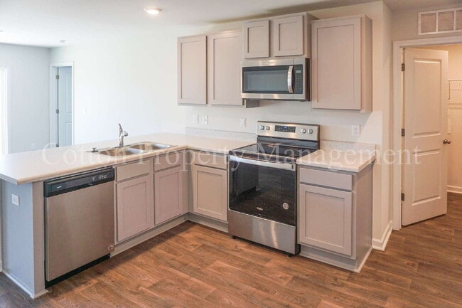 Building Photo - 602 Draymore Dr NE