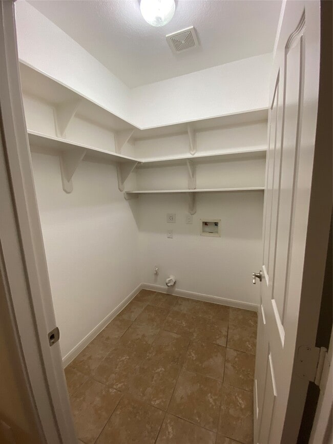 Building Photo - 4903 Summer Ridge Dr