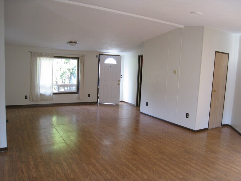 Building Photo - 704 SE 26th Ave