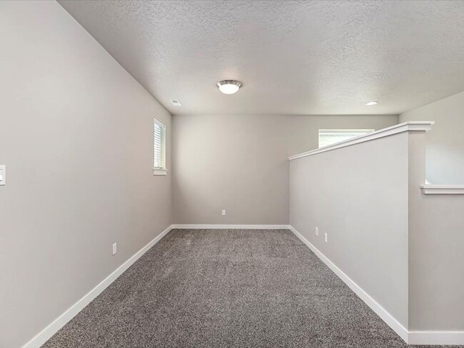 Building Photo - $500 off March Rent!  4 bedroom, 2 bath ho...