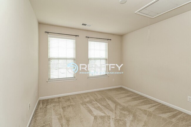 Building Photo - 3303 Major Samuals Way