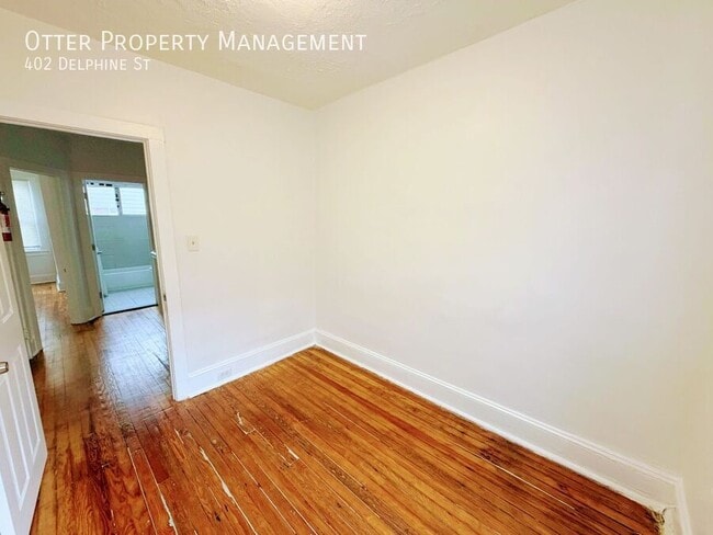 Building Photo - 402 Delphine St