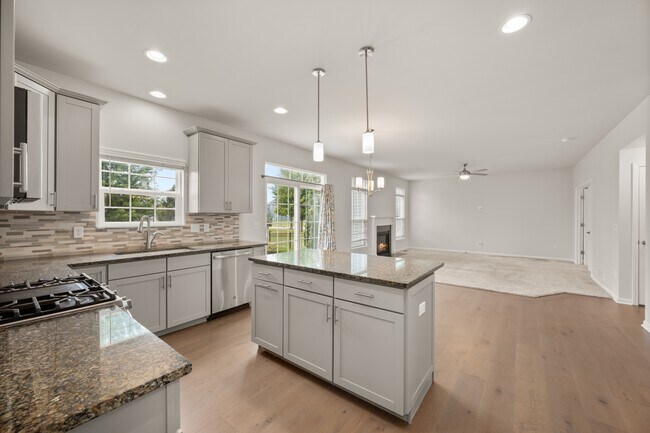 Building Photo - 406 Mary Ann Cir
