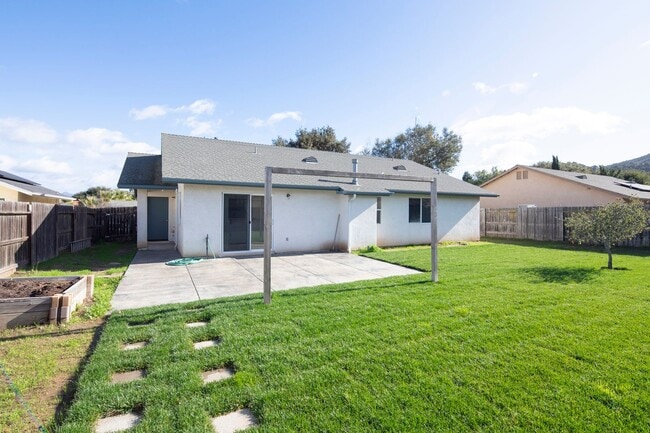 Building Photo - Lovely 3 Bedroom Home in Beautiful Los Alamos!
