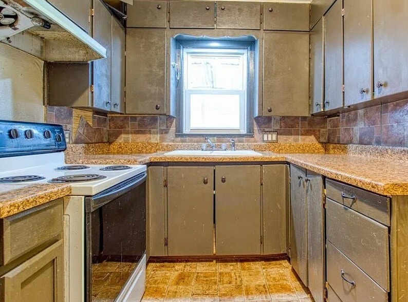 Building Photo - 813 N Burford Ave