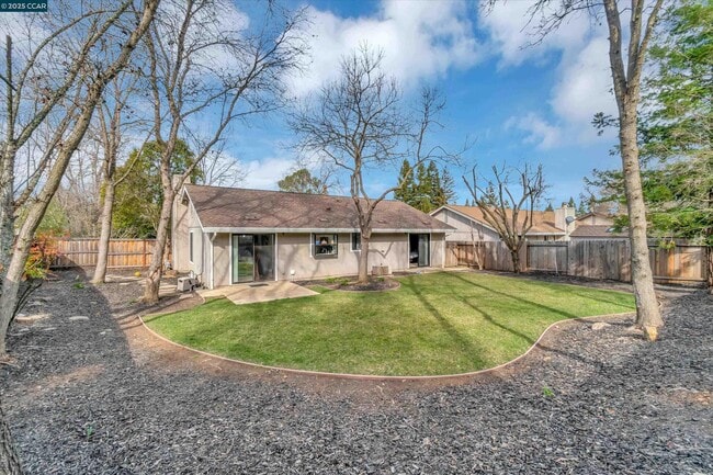 Building Photo - 1060 St Andrews Dr