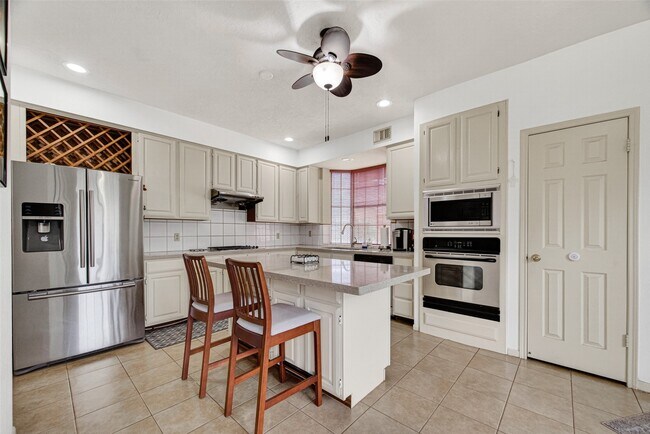 Building Photo - 811 Colony Glen Ct