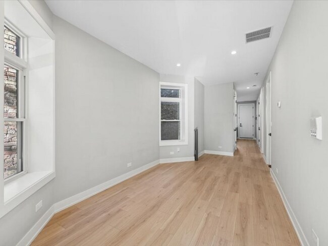 Building Photo - 2818 W Fletcher St