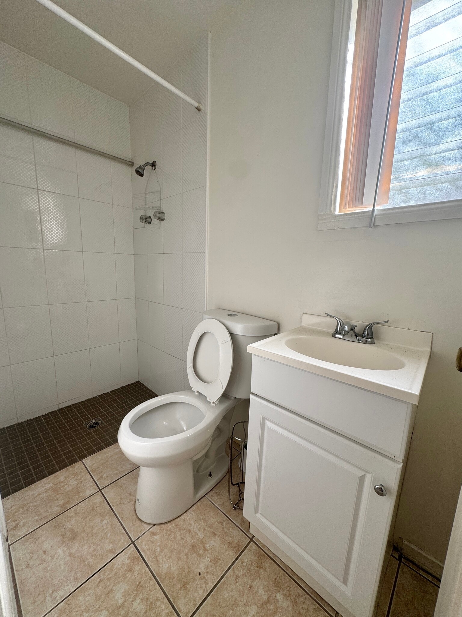 Building Photo - 2411 1/2 N Beachwood Dr