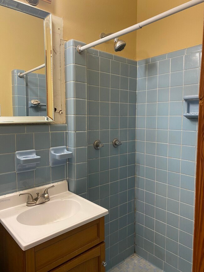 Building Photo - 4672 PINEWOOD DR N