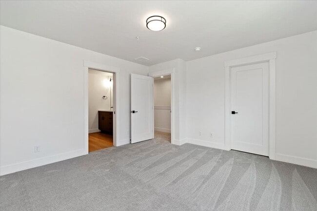 Building Photo - BRAND NEW 3 bed 3.5 bath townhouse