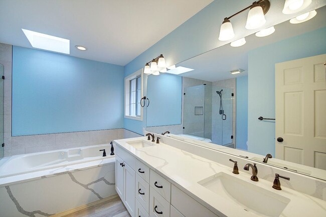 Building Photo - 5Bd/3.5Ba Newcastle House