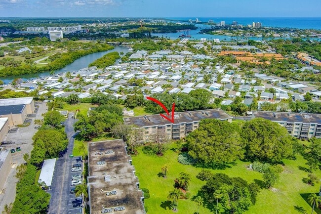 Building Photo - 300 N Hwy A1A