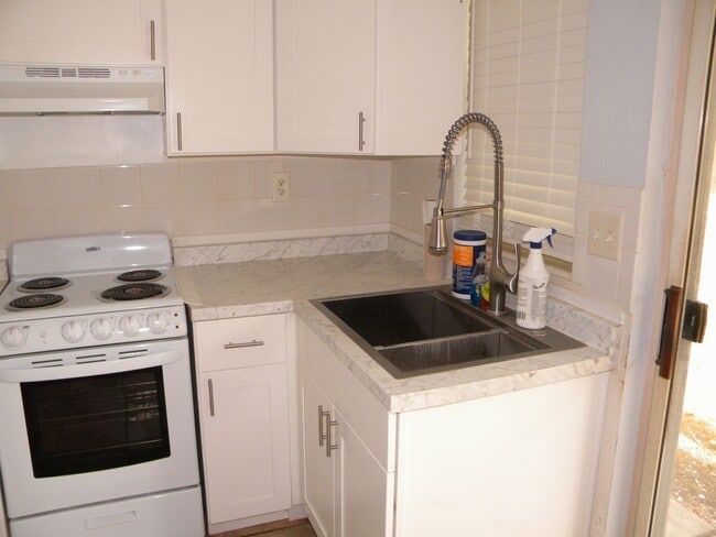 Building Photo - 1031 Royal Palm Ave