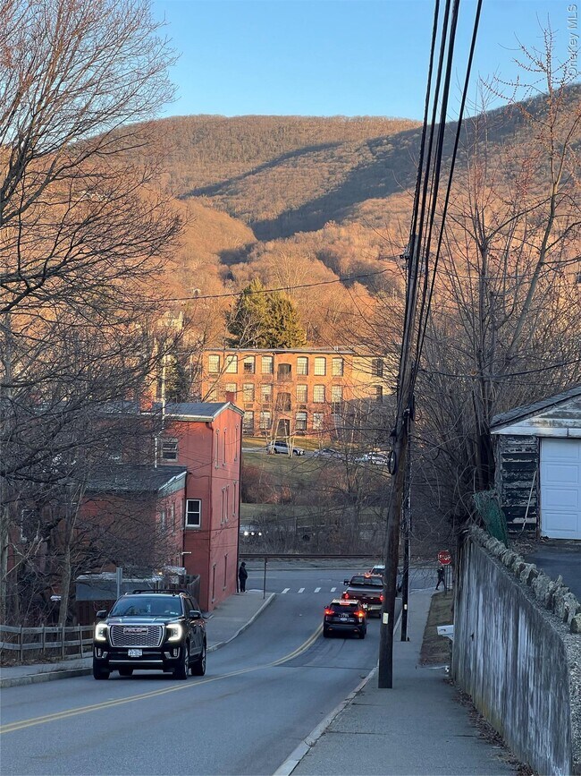 Building Photo - 369 Verplanck Ave