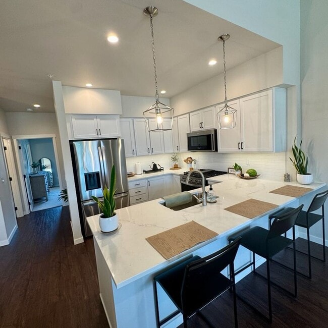 Building Photo - Cute, modern 2 bed 2.5 bath condo for rent!