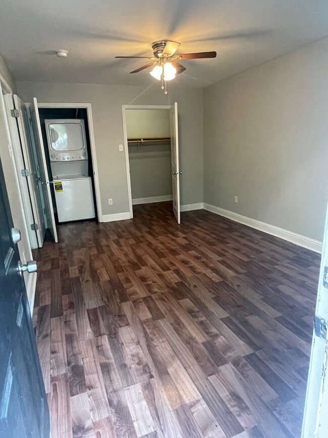 Building Photo - Renovated 1 bedroom with washer/dryer! Gated complex, centrally located.