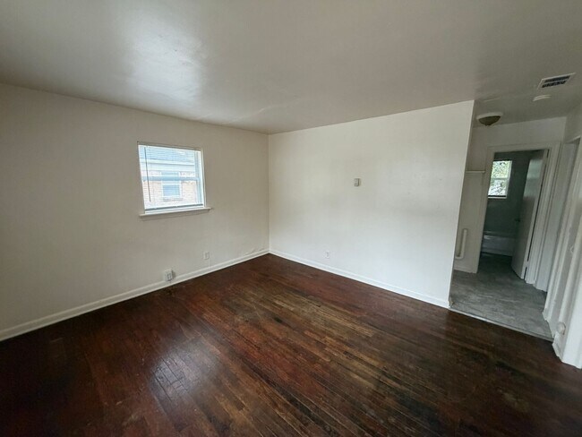 Building Photo - Cozy Two Bedroom Home!